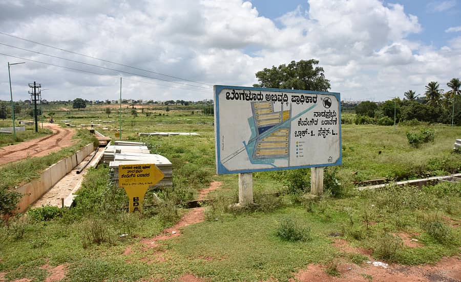 ಕೆಂಪೇಗೌಡ ಬಡಾವಣೆ ನಿವೇಶನ ಕೆಲಸ ನಡೆಯುತ್ತಿರುವ ಜಾಗದ ದೃಶ್ಯ -ಪ್ರಜಾವಾಣಿ ಚಿತ್ರ/ಎಂ.ಎಸ್. ಮಂಜುನಾಥ್