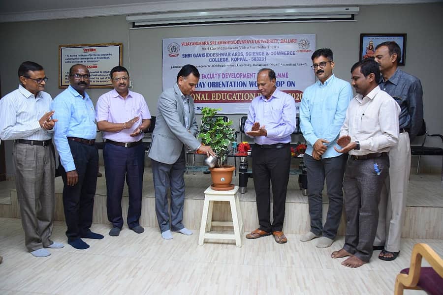 ಕೊಪ್ಪಳದ ಗವಿಸಿದ್ಧೇಶ್ವರ ಪದವಿ ಕಾಲೇಜಿನಲ್ಲಿ ಶನಿವಾರ ನಡೆದ ‘ರಾಷ್ಟ್ರೀಯ ಶಿಕ್ಷಣ ನೀತಿ- 2020’ ಒಂದು ದಿನದ ತರಬೇತಿ ಕಾರ್ಯಾಗಾರಕ್ಕೆ ಸಂಸ್ಥೆಯ ಕಾರ್ಯದರ್ಶಿ ಡಾ.ಆರ್.ಮರೇಗೌಡ ಚಾಲನೆ ನೀಡಿದರು. ವಿವಿ ಕುಲಸಚಿವ ಪ್ರೊ.ಎಸ್.ಸಿ.ಪಾಟೀಲ, ಡಾ.ಬಸವರಾಜ್ ಪೂಜಾರ್, ದೊಡ್ಡನಗೌಡ.ಎಸ್.ತೋಟಗಟ್ಟಿ, ಡಾ.ಬಸವರಾಜ್, ಡಾ.ವೆಂಕಟಯ್ಯ ಸಿ, ಡಾ.ಚನ್ನಬಸವ ಇದ್ದರು