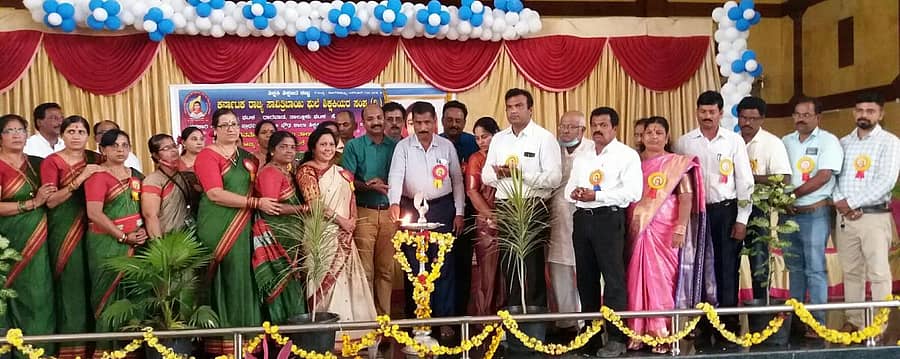 ಸೊರಬದ ರಂಗ ಮಂದಿರದಲ್ಲಿ ಶನಿವಾರ ಹಮ್ಮಿಕೊಂಡಿದ್ದ ರಾಜ್ಯ ಸಾವಿತ್ರಿಬಾಯಿ ಫುಲೆ ಶಿಕ್ಷಕರ ಸಂಘದ ಉದ್ಘಾಟನೆ ಹಾಗೂ ಶೈಕ್ಷಣಿಕ ಕಾರ್ಯಾಗಾರವನ್ನು ಕ್ಷೇತ್ರ ಶಿಕ್ಷಣಾಧಿಕಾರಿ ಎಸ್.ಸಿ. ನಂಜರಾಜ್ ನೆರವೇರಿಸಿದರು