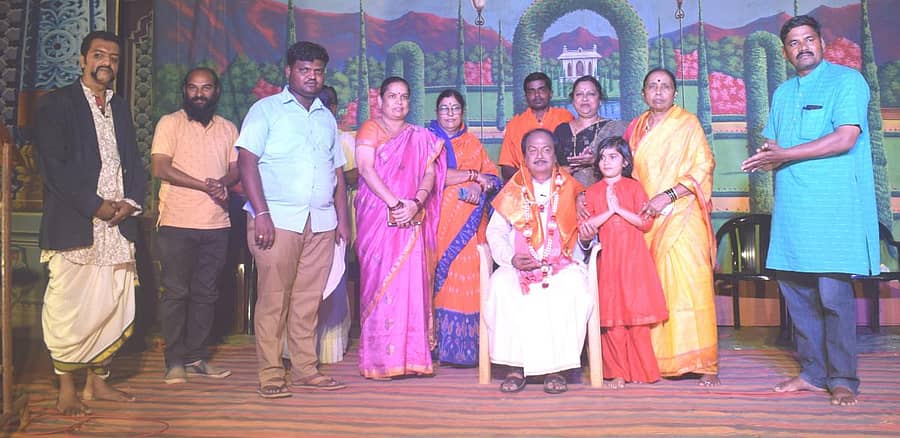 ಕೊಪ್ಪಳದ ಗದಗ ರಸ್ತೆಯ ಟಿ.ಎ.ಪಿ.ಎಂ.ಎಸ್. ಜಾಗದಲ್ಲಿ ಕೆ.ಬಿ.ಆರ್.ಡ್ರಾಮಾ ಕಂಪನಿ ವತಿಯಿಂದ ಹಮ್ಮಿಕೊಂಡಿದ್ದ ‘ನಿದ್ದಿಗೆಡಿಶ್ಯಾಳ ಬಸಲಿಂಗಿ’ ನಾಟಕ ಪ್ರದರ್ಶನದ ಉದ್ಘಾಟನಾ ಕಾರ್ಯಕ್ರಮದಲ್ಲಿ ಸಂಸದ ಸಂಗಣ್ಣ ಕರಡಿ ಅವರ ಪತ್ನಿ ನಿಂಗಮ್ಮ ಅವರು ಕೆಬಿಆರ್ ಡ್ರಾಮಾ ಕಂಪನಿ ಮಾಲೀಕ ಚಿಂದೋಡಿ ಶ್ರೀಕಂಠೇಶ ಅವರನ್ನು ಸನ್ಮಾನಿಸಿದರು. ಕುಕನೂರಿನ ಮಹಾದೇವ ದೇವರು,ಖುಷಿ ಕರಡಿ, ಹನಮಂತಪ್ಪ ಅಂಡಗಿ, ಹೇಮಲತಾ ನಾಯಕ, ಮಧುರಾ ಕರಣಂ ಮುಂತಾದವರು ಇದ್ದರು