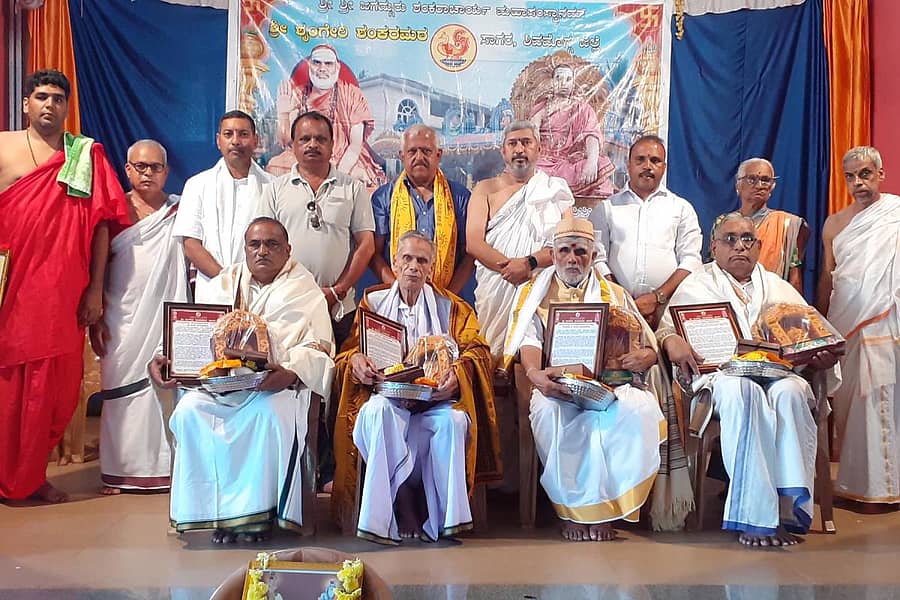 ಸಾಗರದಲ್ಲಿ ಶೃಂಗೇರಿ ಶಂಕರ ಮಠ ನವರಾತ್ರಿ ಅಂಗವಾಗಿ ಶನಿವಾರ ಏರ್ಪಡಿಸಿದ್ದ ಕಾರ್ಯಕ್ರಮದಲ್ಲಿ ಸಾಹಿತಿ ಎಚ್.ಎಂ. ತಿಮ್ಮಪ್ಪ ಕಲಸಿ, ಎಸ್. ಗಜಾನನ ಜೋಯಿಸ್, ಕಟ್ಟಿನಕೆರೆ ಸುಬ್ರಾವ್, ಕೆ.ಎನ್. ನಾಗೇಂದ್ರ ಅವರಿಗೆ ‘ಶಾರದಾ ಪ್ರಸಾದ’ ಪುರಸ್ಕಾರ ನೀಡಿ ಗೌರವಿಸಲಾಯಿತು.
