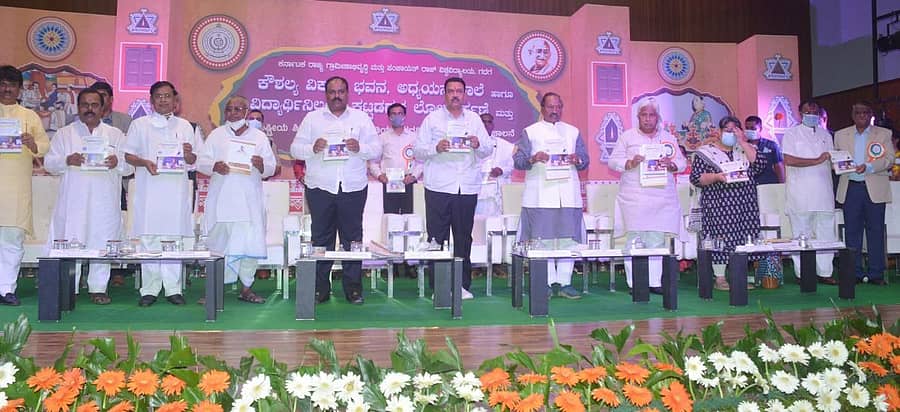 ಗದುಗಿನ ಕರ್ನಾಟಕ ರಾಜ್ಯ ಗ್ರಾಮೀಣಾಭಿವೃದ್ಧಿ ಮತ್ತು ಪಂಚಾಯತ್ ರಾಜ್ ವಿಶ್ವವಿದ್ಯಾಲಯದಲ್ಲಿ ಆರಂಭವಾದ ಸ್ನಾತಕ ಪದವಿ ಕೋರ್ಸ್ಗಳಿಗೆ ಸಚಿವ ಕೆ.ಎಸ್.ಈಶ್ವರಪ್ಪ ಚಾಲನೆ ನೀಡಿದರು. ಸಚಿವ ಸಿ.ಸಿ.ಪಾಟೀಲ, ಶಾಸಕ ಎಚ್.ಕೆ.ಪಾಟೀಲ, ಕುಲಪತಿ ಪ್ರೊ.ವಿಷ್ಣುಕಾಂತ ಎಸ್.ಚಟಪಲ್ಲಿ, ವಿಧಾನ ಪರಿಷತ್ ಸದಸ್ಯ ಎಸ್.ವಿ.ಸಂಕನೂರ ಇದ್ದರು