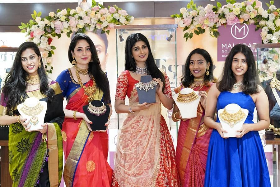 ನಟಿ ಆದಿತಿ ಪ್ರಭುದೇವ ಅವರ ಜೊತೆ ಆಭರಣ ಪ್ರದರ್ಶಿಸಿದ ರೂಪದರ್ಶಿಗಳು