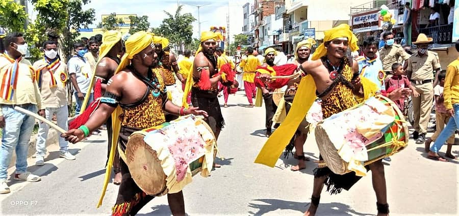 ದಸರಾ ಜನಪದೋತ್ಸವ ಮೆರವಣಿಗೆಯಲ್ಲಿ ಪಾಲ್ಗೊಂಡಿದ್ದ ಡೊಳ್ಳುಕುಣಿತದ ಕಲಾವಿದರು