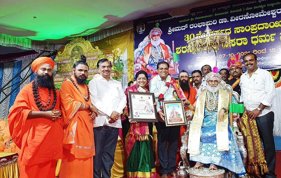 ಶಿರಾಳಕೊಪ್ಪ ಸಮೀಪದ ಕಡೇನಂದಿಹಳ್ಳಿಯಲ್ಲಿ ನಡೆಯುತ್ತಿರುವ ರಂಭಾಪುರಿಶ್ರೀ ದಸರಾ ದರ್ಬಾರ್‌ ಕಾರ್ಯಕ್ರಮದಲ್ಲಿ ಕೋಣಂದೂರಿನ ಸಾಧಕ ಕೆ.ಆರ್‌. ಪ್ರಕಾಶ ಅವರಿಗೆ ‘ರಂಭಾಪುರಿ ಯುವಸಿರಿ’ ಪ್ರಶಸ್ತಿ ನೀಡಿ ಗೌರವಿಸಲಾಯಿತು. ವಿಧಾನಪರಿಷತ್‌ ಸದಸ್ಯ ಆಯನೂರು ಮಂಜುನಾಥ್‌, ವಿವಿಧ ಮಠಾಧೀಶರು ಇದ್ದರು.