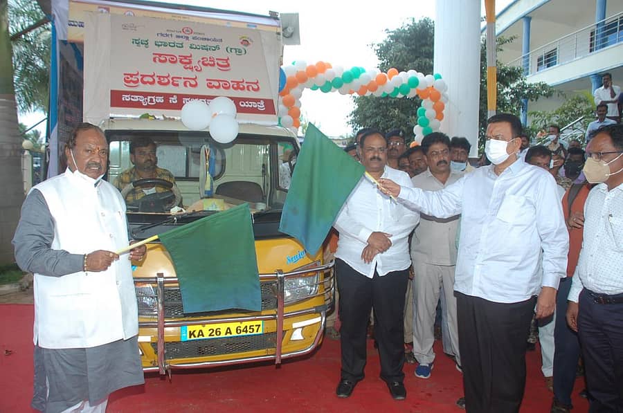 ಸ್ವಚ್ಛ ಭಾರತ ಮಿಷನ್ ಸಾಕ್ಷ್ಯಚಿತ್ರ ವಾಹನಕ್ಕೆ ಸಚಿವರಾದ ಕೆ.ಎಸ್.ಈಶ್ವರಪ್ಪ, ಸಿ.ಸಿ.ಪಾಟೀಲ ಶನಿವಾರ ಚಾಲನೆ ನೀಡಿದರು. ಶಾಸಕ ಕಳಕಪ್ಪ ಬಂಡಿ ಇದ್ದಾರೆ