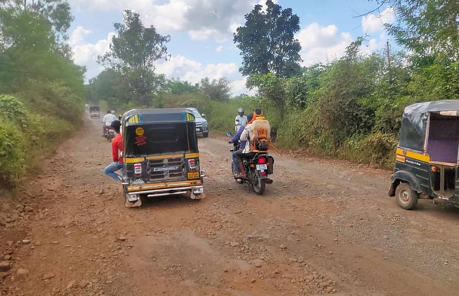 ಬೀದರ್–ಔರಾದ್ ನಡುವೆ ಬೀದರ್ ತಾಲ್ಲೂಕಿನ ಮರಖಲ್ ಸಮೀಪ ಹಾಳಾದ ಹೆದ್ದಾರಿಯಲ್ಲಿ ಸಾಗುತ್ತಿರುವ ವಾಹನಗಳು
