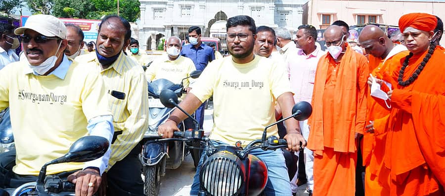 ಚಿತ್ರದುರ್ಗ ಮುರುಘಾಮಠದ ಶರಣ ಸಂಸ್ಕೃತಿ ಉತ್ಸವದ ಅಂಗವಾಗಿ ಭಾನುವಾರ ಬೈಕ್‌ ರ್‍ಯಾಲಿ ನಡೆಯಿತು. ಶಿವಮೂರ್ತಿ ಮುರುಘಾ ಶರಣರು, ಬಸವಮೂರ್ತಿ ಮಾದಾರ ಚನ್ನಯ್ಯ ಸ್ವಾಮೀಜಿ ಇದ್ದರು.