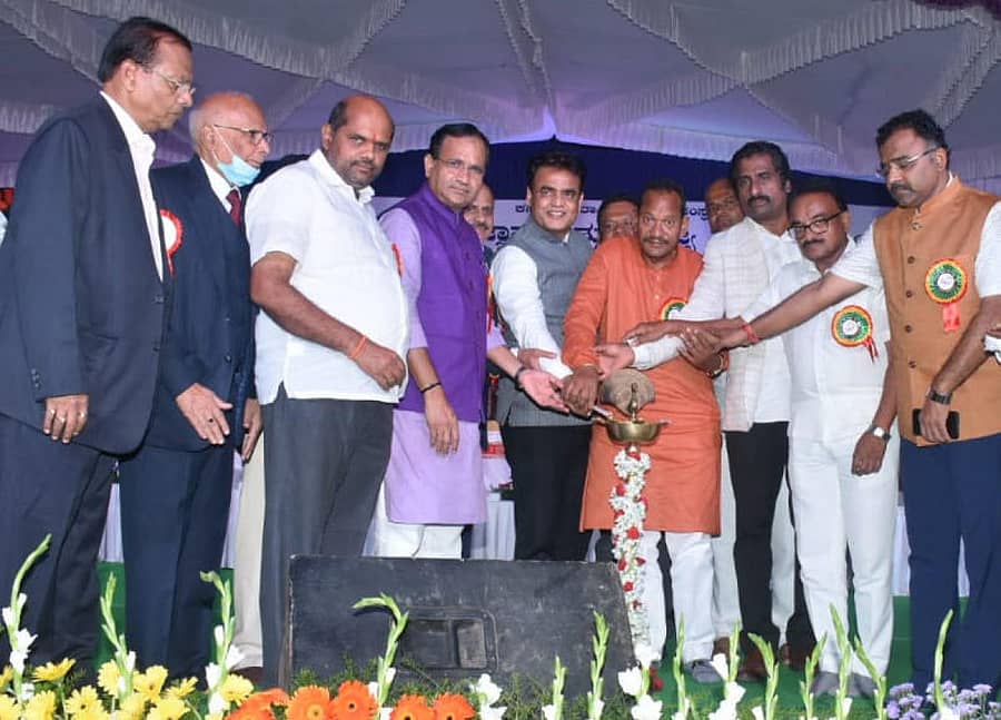 ಬೀದರ್ನ ಕರ್ನಾಟಕ ರಾಷ್ಟ್ರೀಯ ಶಿಕ್ಷಣ ಸಂಸ್ಥೆಯ ಕರ್ನಾಟಕ ಕಾಲೇಜಿನ ಸುವರ್ಣ ಮಹೋತ್ಸವ ಕಾರ್ಯಕ್ರಮವನ್ನು ಉನ್ನತ ಶಿಕ್ಷಣ ಸಚಿವ ಡಾ.ಸಿ.ಎನ್.ಅಶ್ವತ್ಥನಾರಾಯಣ ಉದ್ಘಾಟಿಸಿದರು. ಬಸವರಾಜ ಜಾಬಶೆಟ್ಟಿ, ಚನ್ನಬಸಪ್ಪ ಹಾಲಹಳ್ಳಿ, ಬಂಡೆಪ್ಪ ಕಾಶೆಂಪೂರ್, ಭಗವಂತ ಖೂಬಾ, ಡಾ.ಬಸವರಾಜ ಪಾಟೀಲ ಅಷ್ಟೂರ, ಪ್ರಭು ಚವಾಣ್, ರಹೀಂ ಖಾನ್, ಶಶಿಲ್ ನಮೋಶಿ ಹಾಗೂ ಶೈಲೇಂದ್ರ ಬೆಲ್ದಾಳೆ ಇದ್ದಾರೆ