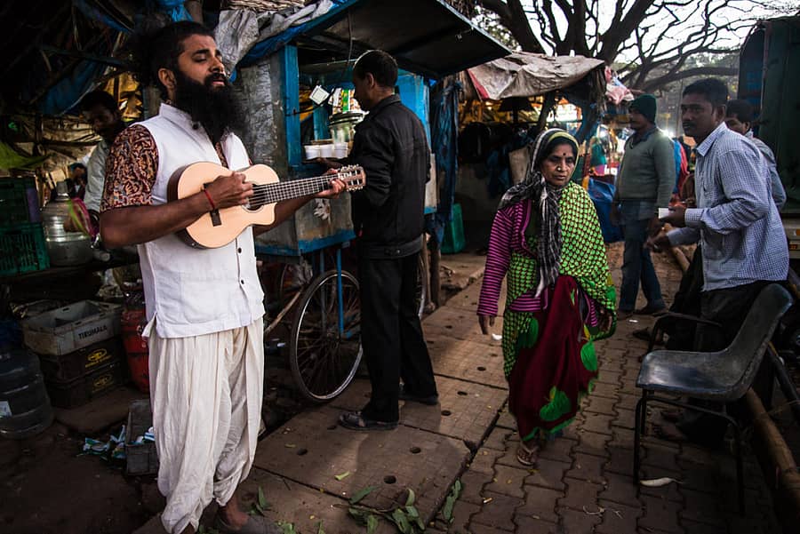 ಜನರ ನಡುವೆ ಹಾಡುತ್ತಿರುವ ವಾಸು ದೀಕ್ಷಿತ್