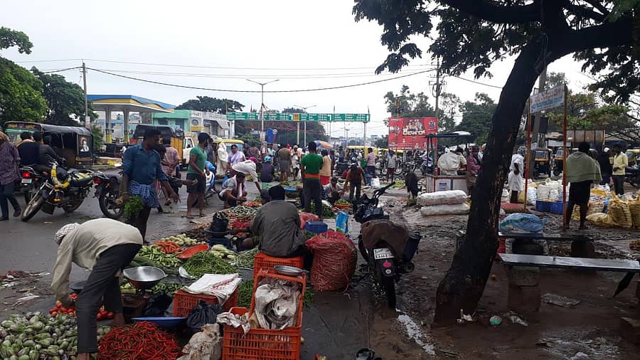 ಶಿರಾದ ಬುಕ್ಕಾಪಟ್ಟಣ ವೃತ್ತದಲ್ಲಿ ರಸ್ತೆ ಬದಿಯಲ್ಲಿ ನಡೆಯುವ ತರಕಾರಿ ಮಾರುಕಟ್ಟೆ
