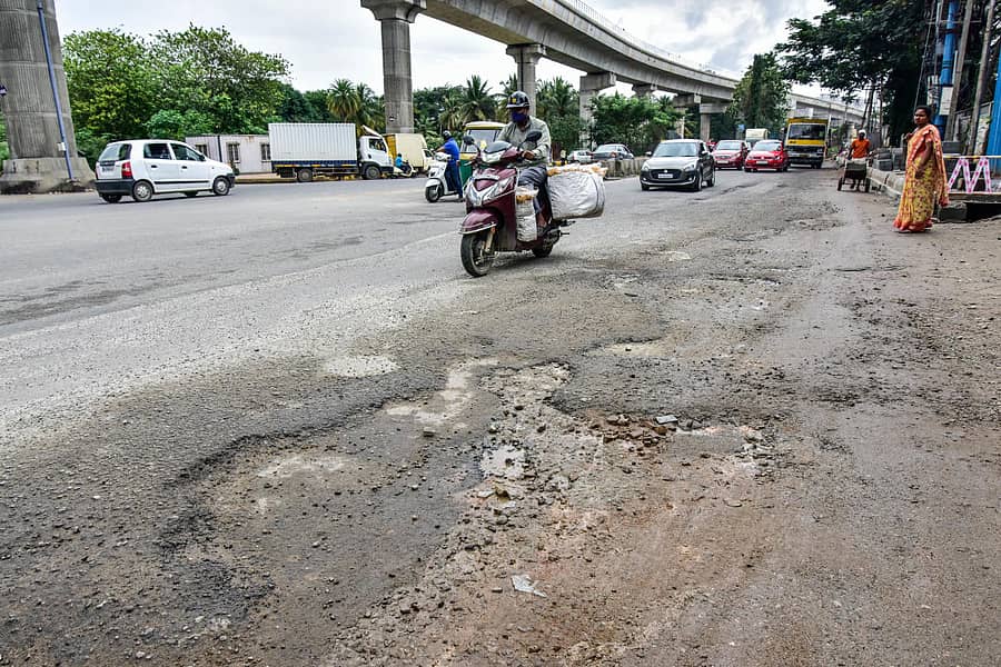 ಇತ್ತೀಚೆಗೆ ಸುರಿದ ಮಳೆಗೆ ಜ್ಞಾನಭಾರತಿ ಮೆಟ್ರೊ ನಿಲ್ದಾಣದ ಬಳಿ ಮೈಸೂರು ರಸ್ತೆಯ ಡಾಂಬರು ಕಿತ್ತುಹೋಗಿ ಗುಂಡಿಗಳು ನಿರ್ಮಾಣವಾಗಿವೆ ಪ್ರಜಾವಾಣಿ ಚಿತ್ರ/ ಪ್ರಶಾಂತ್ ಎಚ್.ಜಿ.