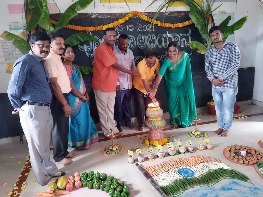 ಮುಳಬಾಗಿಲು ಅಂಬೇಡ್ಕರ್ ನಗರದ ಸರ್ಕಾರಿ ಕನ್ನಡ ಹಿರಿಯ ಪ್ರಾಥಮಿಕ ಶಾಲೆಯಲ್ಲಿ ಪೋಷಣಾ ಅಭಿಯಾನವನ್ನು ಕ್ಷೇತ್ರ ಶಿಕ್ಷಣಾಧಿಕಾರಿ ಡಿ. ಗಿರಿಜೇಶ್ವರದೇವಿ ಉದ್ಘಾಟಿಸಿದರು. ಶಿಕ್ಷಕರ ಸಂಘದ ಅಧ್ಯಕ್ಷ ಎಚ್. ವೆಂಕಟಗಿರಿಯಪ್ಪ, ಮುಖ್ಯಶಿಕ್ಷಕಿ ಬಿ. ವಿಜಯಲಕ್ಷ್ಮಿ, ನಗರಸಭೆ ಸದಸ್ಯ ಪ್ರಸಾದ್, ತಾಲ್ಲೂಕು ಅನುದಾನಿತ ಶಿಕ್ಷಣ ಸಂಸ್ಥೆಗಳ ಅಧ್ಯಕ್ಷ ನಾರಾಯಣಸ್ವಾಮಿ ಇದ್ದರು