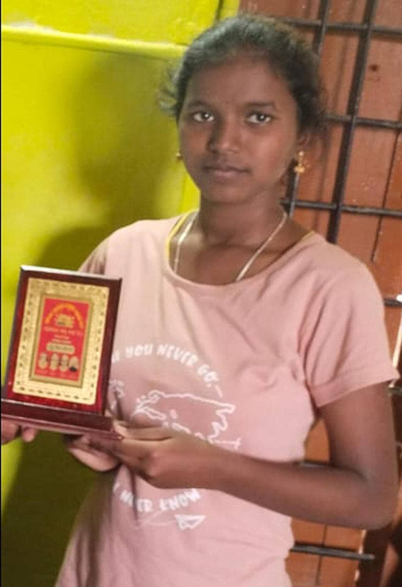 ಪ್ರಶಸ್ತಿ ಫಲಕದೊಂದಿಗೆ ಐಶ್ವರ್ಯಾ