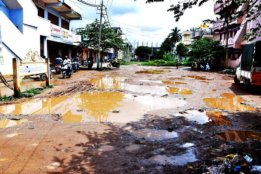 ಚಿಕ್ಕಬಳ್ಳಾಪುರದ ವಾಲ್ಮೀಕಿ ವಸತಿ ನಿಲಯದ ಮುಂಭಾಗದ ಸ್ಥಿತಿ