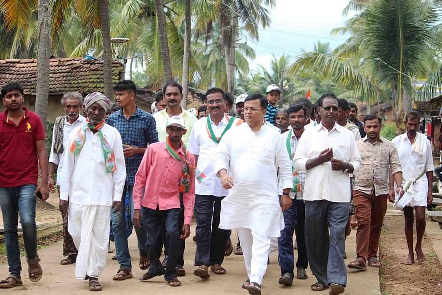 ಇನಾಂ ನೀರಲಗಿಯಲ್ಲಿ ಹಾನಗಲ್ ಉಪ ಚುನಾವಣೆಯ ಕಾಂಗ್ರೆಸ್ ಅಭ್ಯರ್ಥಿ ಶ್ರೀನಿವಾಸ್ ಮಾನೆ ಮತಯಾಚನೆ ಕೈಗೊಂಡರು