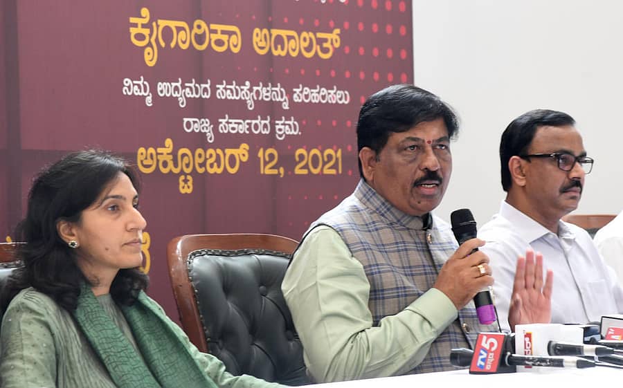 ‘ಉದ್ಯಮಿಯಾಗು ಉದ್ಯೋಗ ನೀಡು’ ಕಾರ್ಯಾಗಾರ ಮತ್ತು ಕೈಗಾರಿಕಾ ಅದಾಲತ್ ಕುರಿತು ಕೈಗಾರಿಕಾ ಸಚಿವ ಮುರುಗೇಶ್ ಆರ್. ನಿರಾಣಿ ಭಾನುವಾರ ಪತ್ರಿಕಾಗೋಷ್ಠಿಯಲ್ಲಿ ಮಾಹಿತಿ ನೀಡಿದರು. ವಾಣಿಜ್ಯ ಮತ್ತು ಕೈಗಾರಿಕಾ ಇಲಾಖೆ ಆಯುಕ್ತೆ ಗುಂಜನ್ ಕೃಷ್ಣ ಹಾಗೂ ಕೆಐಎಡಿಬಿ ಮುಖ್ಯ ಕಾರ್ಯನಿರ್ವಹಣಾಧಿಕಾರಿ ಡಾ.ಎನ್. ಶಿವಶಂಕರ್ ಇದ್ದರು– ಪ್ರಜಾವಾಣಿ ಚಿತ್ರ