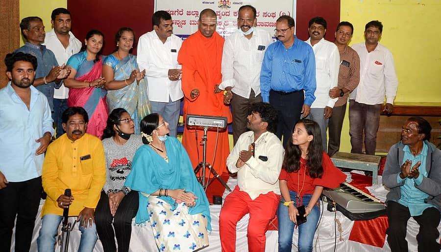 ದಾವಣಗೆರೆಯ ರೋಟರಿ ಬಾಲಭವನದಲ್ಲಿ ದಾವಣಗೆರೆ ಜಿಲ್ಲಾ ವಾದ್ಯವೃಂದ ಕಲಾವಿದರ ಸಂಘ ಆಯೋಜಿಸಿದ್ದ ಸುಗಮ ಸಂಗೀತೋತ್ಸವ 2021 ಕಾರ್ಯಕ್ರಮವನ್ನು ವಿರಕ್ತಮಠದ ಬಸವಪ್ರಭು ಸ್ವಾಮೀಜಿಯವರ ಡ್ರಮ್ಸ್‌ ಭಾರಿಸುವ ಮೂಲಕ ಉದ್ಘಾಟಿಸಿದರು. ಮೇಯರ್ ಎಸ್.ಟಿ. ವೀರೇಶ್, ಅಧ್ಯಕ್ಷ ಆರ್. ಪರಮೇಶ್ವರಪ್ಪ, ಗೌರವಾಧ್ಯಕ್ಷ ಚಿಂದೋಡಿ ಶಂಭುಲಿಂಗ ಇದ್ದರು.