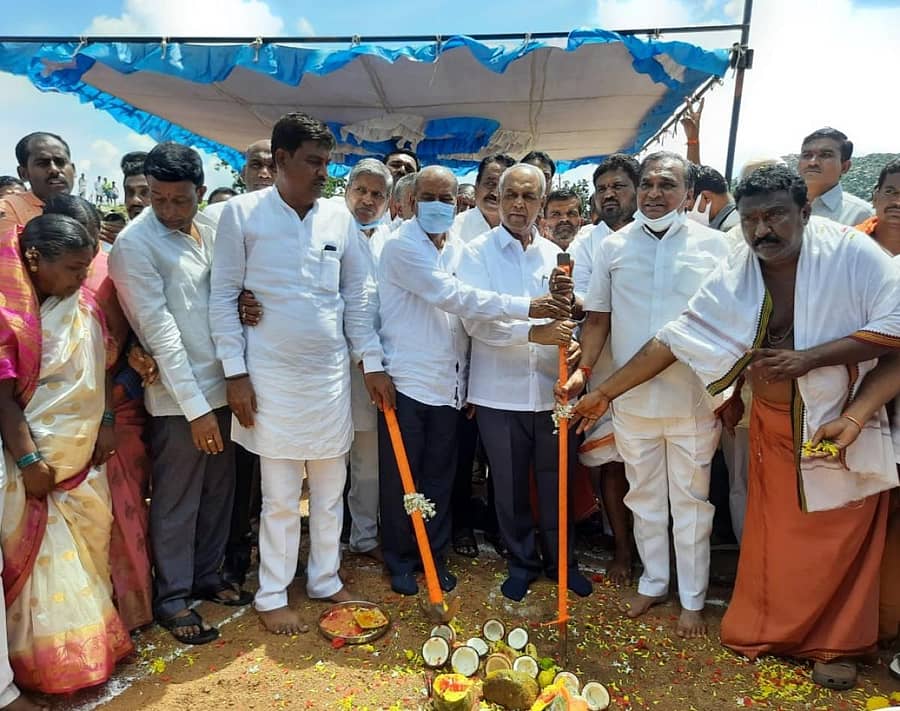 ಗಂಗಾವತಿ ಹೇಮಗುಡ್ಡ ಸಮೀಪದ ಮುಕ್ಕುಂಪಿ ಕೆರೆಯಲ್ಲಿ ಭೂಮಿಪೂಜೆ ಮಾಡುವ ಮೂಲಕ ಕೆರೆ ತುಂಬಿಸುವ ಕಾಮಗಾರಿಗೆ ಗಣ್ಯರು ಚಾಲನೆ ನೀಡಿದರು.ಹಾಲಪ್ಪ ಆಚಾರ್, ಪರಣ್ಣ ಮುನವಳ್ಳಿ, ಎಚ್.ಆರ್.ಶ್ರೀನಾಥ, ಸಿಂಗನಾಳ ವಿರುಪಾಕ್ಷಪ್ಪ ಇದ್ದರು