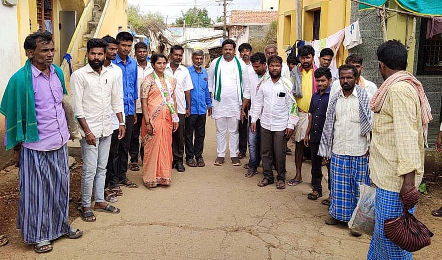 ಹಾನಗಲ್ ತಾಲ್ಲೂಕಿನ ಕೂಡಲ ಗ್ರಾಮದಲ್ಲಿ ಭಾನುವಾರ ಜೆಡಿಎಸ್ ಅಭ್ಯರ್ಥಿ ನಿಯಾಜ್ ಶೇಖ್ ಮತಯಾಚನೆ ಮಾಡಿದರು