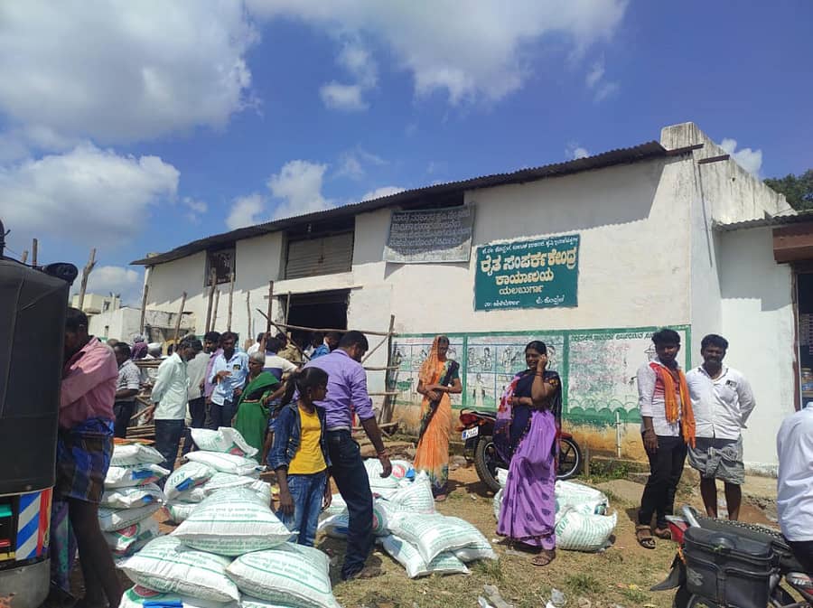 ಯಲಬುರ್ಗಾ ಪಟ್ಟಣದಲ್ಲಿರುವ ರೈತ ಸಂಪರ್ಕ ಕೇಂದ್ರದಲ್ಲಿ ಬೀಜ, ಗೊಬ್ಬರ ಖರೀದಿಗೆ ಬಂದಿದ್ದ ನೂರಾರು ಸಂಖ್ಯೆಯ ರೈತರು