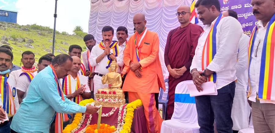 ಬೇಲೂರು ತಾಲ್ಲೂಕು ಮದಘಟ್ಟ ಬಳಿಯ ಬುದ್ಧ ಗಾಂಧಾರ ವಿಹಾರದಲ್ಲಿ ಏರ್ಪಡಿಸಿದ್ದ ಗೌರವಾರ್ಪಣೆ ಕಾರ್ಯಕ್ರಮವನ್ನು ಶಾಸಕ ಕೆ.ಎಸ್.ಲಿಂಗೇಶ್ ಉದ್ಘಾಟಿಸಿದರು. ಬಂತೇಜಿ ಬೋಧಿದತ್ತ, ಜ್ಞಾನಪ್ರಕಾಶ ಸ್ವಾಮೀಜಿ, ಪುರಸಭಾ ಅಧ್ಯಕ್ಷ ಸಿ.ಎನ್.ದಾನಿ, ಶಶಿಧರ್ ಮೌರ್ಯ ಇದ್ದರು