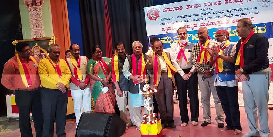 ಕೆಜಿಎಫ್ ಬೆಮಲ್ ನಗರದಲ್ಲಿ ಭಾನುವಾರ ನಡೆದ ಅಮೃತ ಗೀತ ನೃತ್ಯೋತ್ಸವವನ್ನು ಕರ್ನಾಟಕ ಗಡಿ ಪ್ರದೇಶ ಅಭಿವೃದ್ಧಿ ಪ್ರಾಧಿಕಾರದ ಅಧ್ಯಕ್ಷ ಸಿ. ಸೋಮಶೇಖರ್ ಉದ್ಘಾಟಿಸಿದರು. ವೈ.ಕೆ. ಮುದ್ದುಕೃಷ್ಣ, ದೊಡ್ಡರಂಗೇಗೌಡ, ಬಿ.ಆರ್. ಲಕ್ಷ್ಮಣರಾವ್, ಕಿಕ್ಕೇರಿ ಕೃಷ್ಣಮೂರ್ತಿ, ಈಶ್ವರ ಭಟ್ ಇದ್ದರು