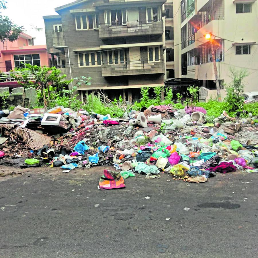 ಕನಕ ಬಡಾವಣೆಯ ರಸ್ತೆಯಲ್ಲಿ ಕಸದ ರಾಶಿ