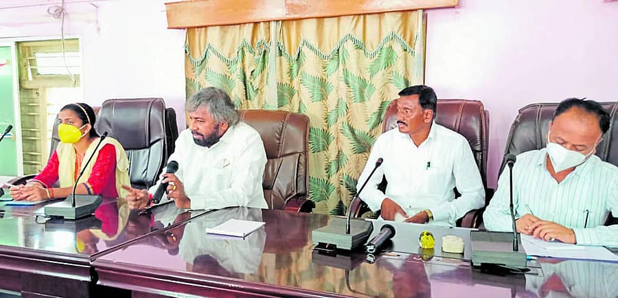 ಭಾಲ್ಕಿಯ ತಾಲ್ಲೂಕು ಪಂಚಾಯಿತಿ ಸಭಾಂಗಣದಲ್ಲಿ ನಡೆದ ತುರ್ತು ಸಭೆಯಲ್ಲಿ ಶಾಸಕ ಈಶ್ವರ ಖಂಡ್ರೆ ಮಾತನಾಡಿದರು. ತಾ.ಪಂ ಕಾರ್ಯನಿರ್ವಾಹಕ ಅಧಿಕಾರಿ ದೀಪಿಕಾ ನಾಯ್ಕರ್ ಮತ್ತು ಇತರರು ಇದ್ದರು