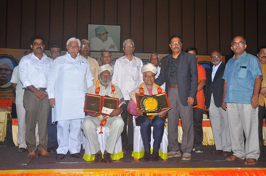 ಗದಗ ನಗರದ ಕೆ.ಎಚ್.ಪಾಟೀಲ ಸಭಾಂಗಣದಲ್ಲಿ ಭಾನುವಾರ ನಡೆದ ಕಾರ್ಯಕ್ರಮದಲ್ಲಿ ಪ್ರೊ. ಲಕ್ಷ್ಮಣ ತೆಲಗಾವಿ ಅವರಿಗೆ ‘ರಾಜಪುರೋಹಿತ’ ಪ್ರಶಸ್ತಿ ಹಾಗೂ ಲೇಖಕ ವಸುಧೇಂದ್ರ ಅವರಿಗೆ ‘ಗಳಗನಾಥ’ ಪ್ರಶಸ್ತಿಯನ್ನು ಶಾಸಕ ಎಚ್.ಕೆ.ಪಾಟೀಲ ಪ್ರದಾನ ಮಾಡಿದರು. ಡಾ.ಕೆ.ಆರ್.ಕಮಲೇಶ್, ಪ್ರತಿಷ್ಠಾನದ ಅಧ್ಯಕ್ಷ ದುಷ್ಯಂತ ನಾಡಗೌಡ, ಕನ್ನಡ ಸಾಹಿತ್ಯ ಪರಿಷತ್ ನಿಕಟಪೂರ್ವ ಅಧ್ಯಕ್ಷ ಮನು ಬಳಿಗಾರ್ ಇದ್ದಾರೆ