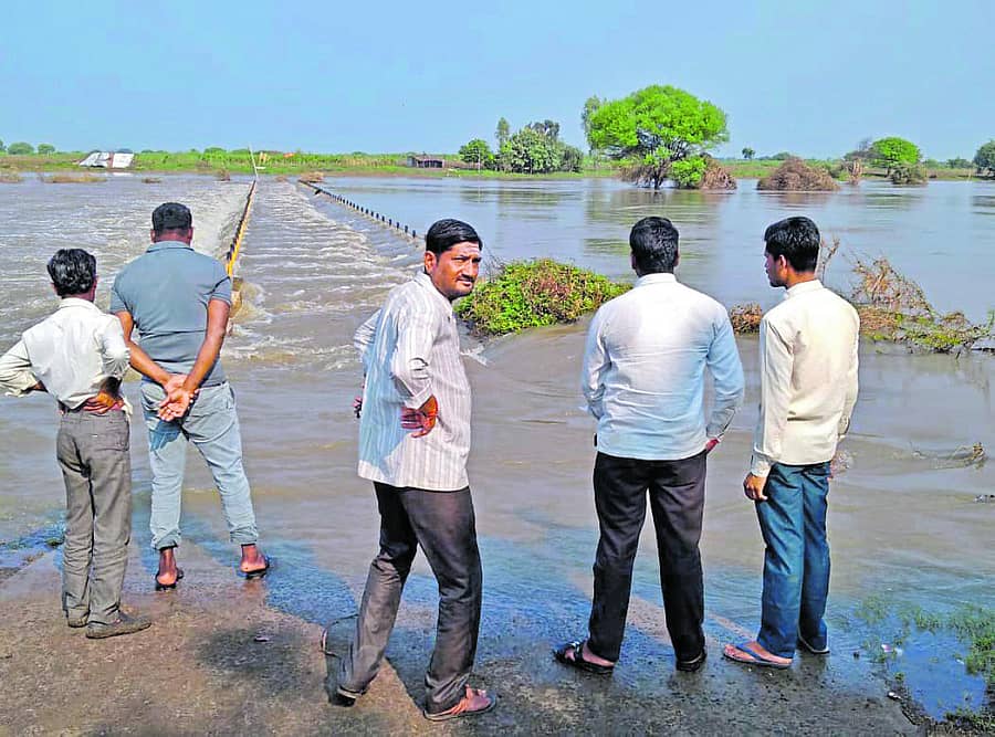 ಮಳೆಯಿಂದಾಗಿ ಹುಲಸೂರ ಸಮೀಪದ ವಾಂಜರಖೇಡ ಸೇತುವೆ ಮುಳುಗಡೆಯಾಗಿರುವುದು