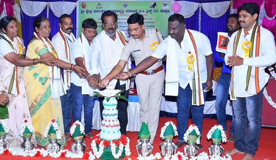 ಮುನಿರಾಬಾದ್‌ನ ಹುಲಿಗಿಯಲ್ಲಿ ಭಾನುವಾರ ನಡೆದ ಗಾಂಧಿ ಸ್ಮರಣೆ ಮತ್ತು ದುಶ್ಚಟಗಳ ವಿರುದ್ಧ ಜಾಗೃತಿ ಕಾರ್ಯಕ್ರಮವನ್ನು ಗ್ರಾಮೀಣ ಸಿಪಿಐ ವಿಶ್ವನಾಥ ಹಿರೇಗೌಡರ್ ಉದ್ಘಾಟಿಸಿದರು