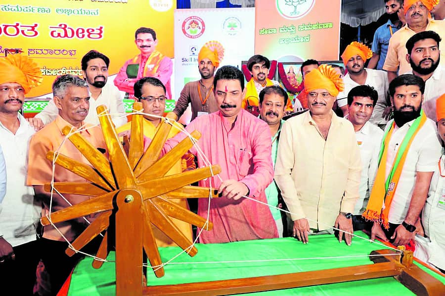 ಬಿಟಿಎಂ ಬಡಾವಣೆಯಲ್ಲಿ ಬಿಜೆಪಿ ಯುವ ಮೋರ್ಚಾ ಸಂಘಟಿಸಿದ ನವಭಾರತ ಮೇಳದ ಸಮಾರೋಪ ಸಮಾರಂಭದಲ್ಲಿ ಬಿಜೆಪಿ ರಾಜ್ಯ ಘಟಕದ ಅಧ್ಯಕ್ಷ ನಳಿನ್ ಕುಮಾರ್ ಕಟೀಲ್ ಚರಕವನ್ನು ವೀಕ್ಷಿಸಿದರು. ಸಚಿವ ಮುನಿರತ್ನ ಮತ್ತು ಬಿಜೆಪಿ ಕಾರ್ಯಕರ್ತರು ಇದ್ದರು