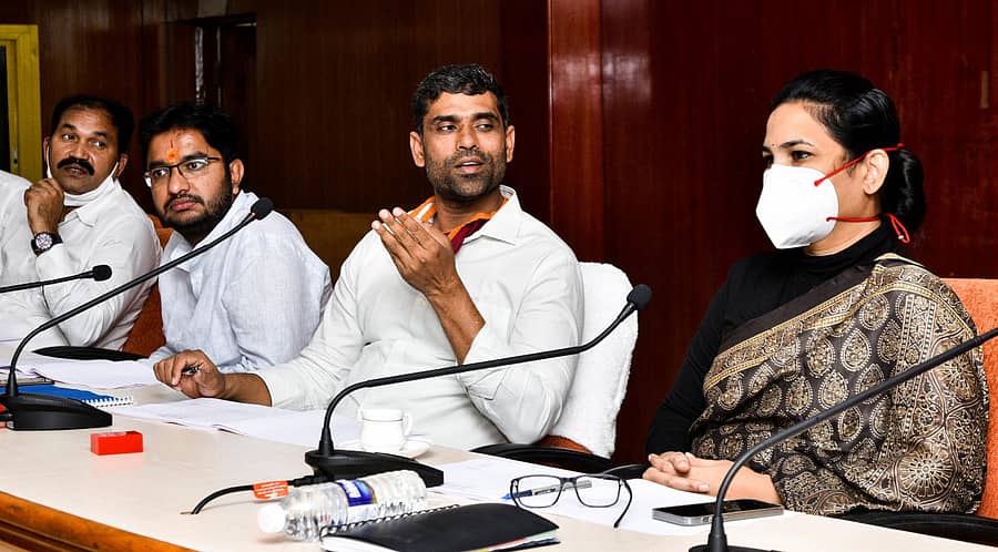 ತಾಂಡಾ ಅಭಿವೃದ್ಧಿ ನಿಗಮದ ಅಧ್ಯಕ್ಷ ಪಿ.ರಾಜೀವ್‌ ಮಾತನಾಡಿದರು. ಶಾಸಕ ಡಾ.ಅವಿನಾಶ್‌ ಜಾಧವ್‌, ಜಿಲ್ಲಾಧಿಕಾರಿ ವಿ.ವಿ. ಜ್ಯೋತ್ಸ್ನಾ ಇದ್ದರು