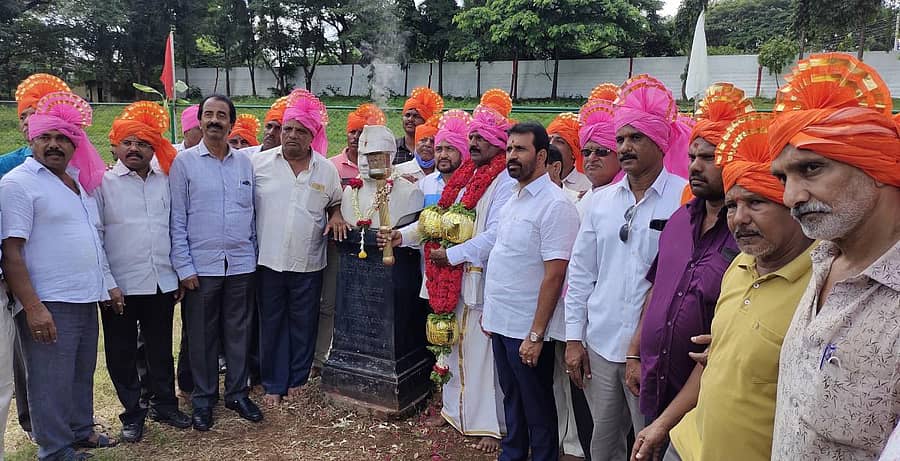 ನಗರದ ಸಾಹುಕಾರ್ ಚೆನ್ನಯ್ಯ ಅಖಾಡದಲ್ಲಿ ಸೋಮವಾರ ನಡೆದ ಕಾರ್ಯಕ್ರಮದಲ್ಲಿ ಪೈಲ್ವಾನ್ ವಿಜೇಂದ್ರ ಅವರು ಕುಸ್ತಿ ಜ್ಯೋತಿ ಬೆಳಗಿದರು. ರಾಜಣ್ಣ, ಹೇಮಂತ್ಕುಮಾರ್ ಗೌಡ, ವಾಸು, ಎಲ್.ನಾಗೇಂದ್ರ ಇದ್ದರು