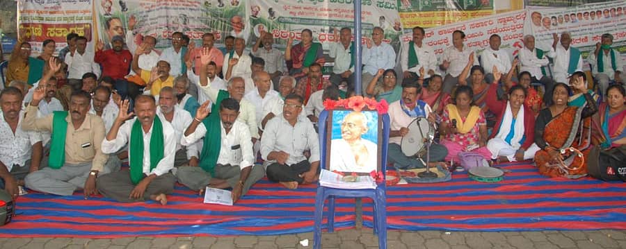 ಮೈಷುಗರ್ ಸರ್ಕಾರಿ ಸ್ವಾಮ್ಯದಲ್ಲೇ ಆರಂಭಗೊಳ್ಳಬೇಕು ಎಂಬ ಒತ್ತಾಯದೊಂದಿಗೆ ನಡೆಯುತ್ತಿರುವ ಹೋರಾಟಕ್ಕೆ ಸೋಮವಾರ ವಿವಿಧ ಹಳ್ಳಿಗಳ ಜನರು ಬೆಂಬಲ ನಿಡಿದರು