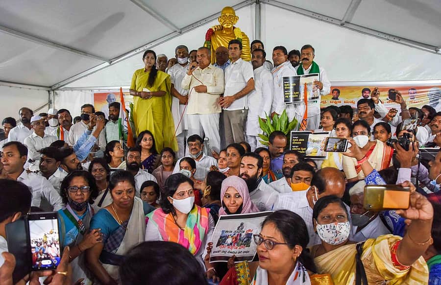 ಬೆಂಗಳೂರಿನ ರೇಸ್ ಕೋರ್ಸ್ ರಸ್ತೆಯ ಕಾಂಗ್ರೆಸ್ ಕಚೇರಿ ಬಳಿ ಸೋಮವಾರ ನಡೆದ ಪ್ರತಿಭಟನೆಯಲ್ಲಿ ಕೆಪಿಸಿಸಿ ಕಾರ್ಯಾಧ್ಯಕ್ಷ ರಾಮಲಿಂಗಾ ರೆಡ್ಡಿ ಮಾತನಾಡಿದರು. ಪ್ರದೇಶ ಮಹಿಳಾ ಕಾಂಗ್ರೆಸ್ ಸಮಿತಿನ ಅಧ್ಯಕ್ಷೆ ಪುಷ್ಪಾ ಅಮರನಾಥ್, ವಿಧಾನ ಪರಿಷತ್ ಸದಸ್ಯ ಬಿ.ಕೆ. ಹರಿಪ್ರಸಾದ್, ಶಾಸಕ ರಿಜ್ವಾನ್ ಅರ್ಷದ್, ರಾಷ್ಟ್ರೀಯ ಯುವ ಕಾಂಗ್ರೆಸ್ ಸಮಿತಿ ಅಧ್ಯಕ್ಷ ಬಿ.ವಿ. ಶ್ರೀನಿವಾಸ್ ಇದ್ದರು.– ಪ್ರಜಾವಾಣಿ ಚಿತ್ರ