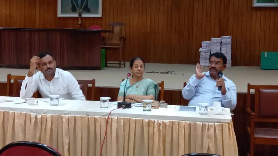 ಬೆಳಗಾವಿಯ ಮಹಾನಗರಪಾಲಿಕೆಯಲ್ಲಿ ಸೋಮವಾರ ನಡೆದ ಸಭೆಯಲ್ಲಿ ಶಾಸಕ ಅನಿಲ ಬೆನಕೆ ಮಾತನಾಡಿದರು. ಆಯುಕ್ತ ರುದ್ರೇಶ ಘಾಳಿ ಮತ್ತು ಸಂಸದೆ ಮಂಗಲಾ ಅಂಗಡಿ ಇದ್ದಾರೆ