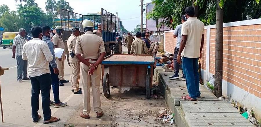 ಕೋಲಾರದ ಟಿ.ಚನ್ನಯ್ಯ ರಂಗಮಂದಿರ ಬಳಿಯ ಪಾದಚಾರಿ ಮಾರ್ಗದಲ್ಲಿನ ಅಂಗಡಿಗಳನ್ನು ನಗರಸಭೆ ಅಧಿಕಾರಿಗಳು ಸೋಮವಾರ ಪೊಲೀಸ್ ಭದ್ರತೆಯಲ್ಲಿ ತೆರವುಗೊಳಿಸಿದರು