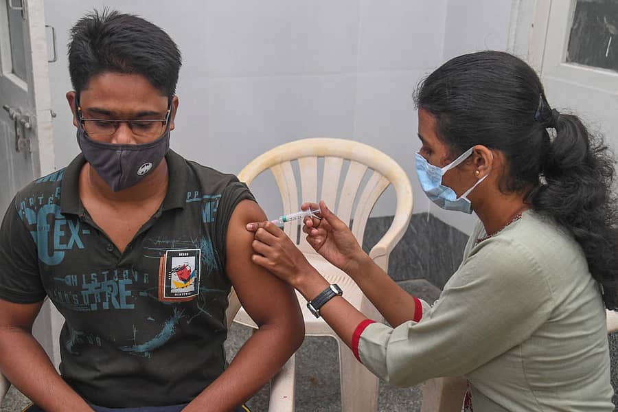 ಬೆಂಗಳೂರಿನ ದಾಸಪ್ಪ ಆಸ್ಪತ್ರೆಯಲ್ಲಿ ಆರೋಗ್ಯ ಕಾರ್ಯಕರ್ತೆಯೊಬ್ಬರು ಕೋವಿಡ್–19 ಲಸಿಕೆ ಹಾಕುತ್ತಿರುವುದು