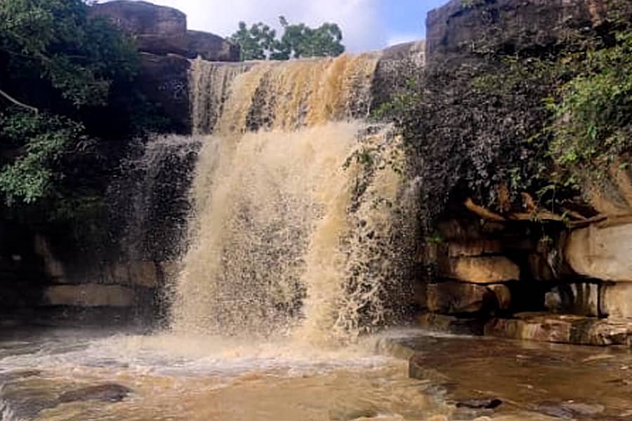 ಹನುಮಸಾಗರ ಸಮೀಪದ ಕಬ್ಬರಗಿ ಗ್ರಾಮದಲ್ಲಿರುವ ಕಪ್ಪಲೆಪ್ಪ ಜಲಪಾತ ಮೈದುಂಬಿ ಬೀಳುತ್ತಿರುವುದು ಸೋಮವಾರ ಕಂಡು ಬಂತು