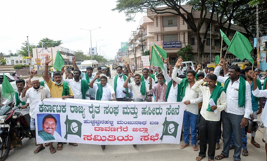 ಕೇಂದ್ರ ಸರ್ಕಾರ ಕನಿಷ್ಠ ಬೆಂಬಲ ಬೆಲೆಗೆ ಕಾಯ್ದೆ ಮಾಡಬೇಕು, ಮೆಕ್ಕೆಜೋಳಕ್ಕೆ ₹ 3500 ಬೆಂಬಲ ಬೆಲೆ ನಿಗದಿ ಮಾಡಬೇಕು, ಖರೀದಿ ಕೇಂದ್ರ ತೆರೆಯಬೇಕು ಎಂದು ಒತ್ತಾಯಿಸಿ ರಾಜ್ಯ ರೈತ ಸಂಘ ಹಾಗೂ ಹಸಿರು ಸೇನೆ (ಹುಚ್ಚವ್ವನಹಳ್ಳಿ ಮಂಜುನಾಥ ಬಣ) ಸದಸ್ಯರು ದಾವಣಗೆರೆಯ ಜಯದೇವ ವೃತ್ತದಲ್ಲಿ ಪ್ರತಿಭಟನೆ ನಡೆಸಿದರು