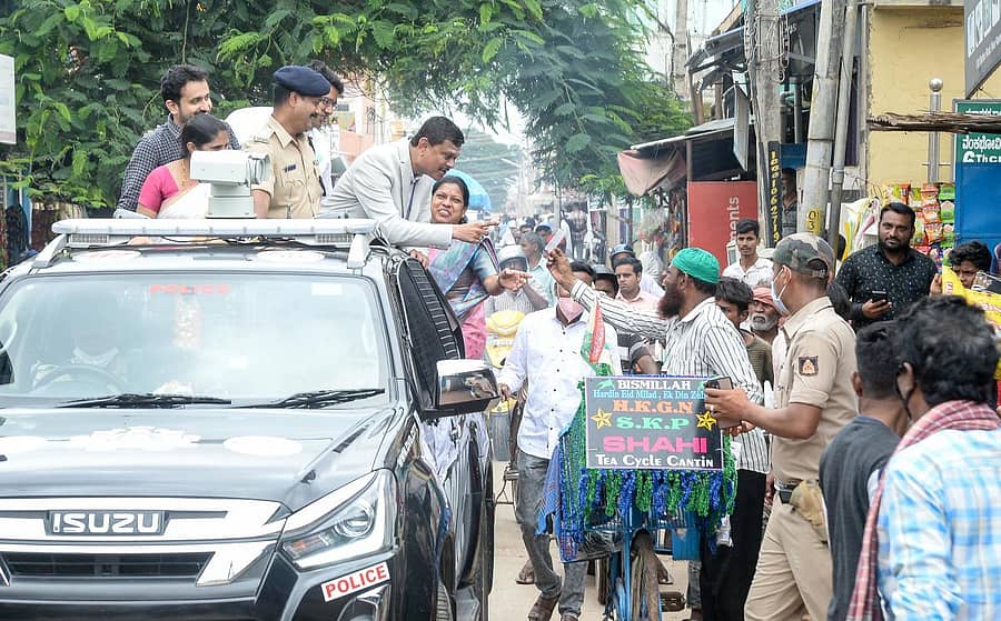 ಹಳೇ ದಾವಣಗೆರೆಯ ಅಹಮ್ಮದನಗರದ ವೆಂಕಬೋವಿ ಕಾಲೊನಿ ರಸ್ತೆಯಲ್ಲಿ ಜಿಲ್ಲಾಧಿಕಾರಿ ಮಹಾಂತೇಶ ಬೀಳಗಿ ಅವರು ಕೋವಿಡ್ ಲಸಿಕಾ ಜಾಗೃತಿ ಅಭಿಯಾನದ ಅಂಗವಾಗಿ ತೆರೆದ ವಾಹನದಲ್ಲಿ ಸಾಗುತ್ತ ಸಾರ್ವಜನಿಕರಲ್ಲಿ ಲಸಿಕೆ ಹಾಕಿಸಿಕೊಳ್ಳುವಂತೆ ಮನವಿ ಮಾಡಿದರು. –ಪ್ರಜಾವಾಣಿ ಚಿತ್ರ/ ಸತೀಶ ಬಡಿಗೇರ್