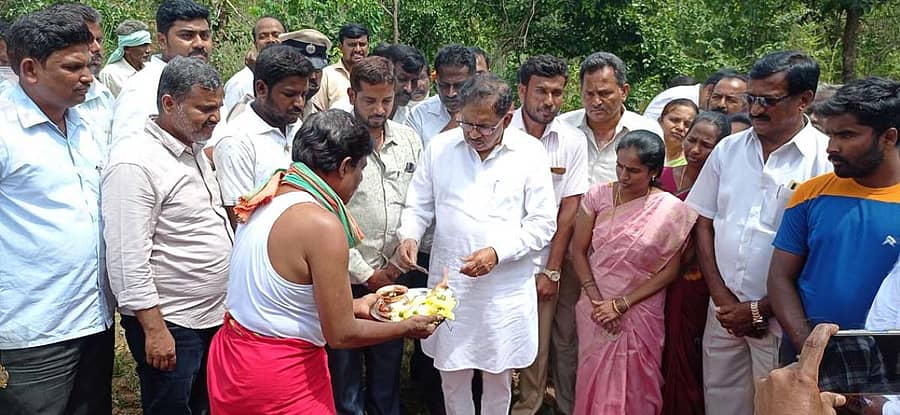 ತೋವಿನಕೆರೆಯ ಓಬನಹಳ್ಳಿಯಲ್ಲಿ ಚೆಕ್ಡ್ಯಾಂ ನಿರ್ಮಾಣಕ್ಕೆ ಕೊರಟಗೆರೆ ಶಾಸಕ ಡಾ.ಜಿ.ಪರಮೇಶ್ವರ್ ಸೋಮವಾರ ಭೂಮಿಪೂಜೆ ನೆರವೇರಿಸಿದರು