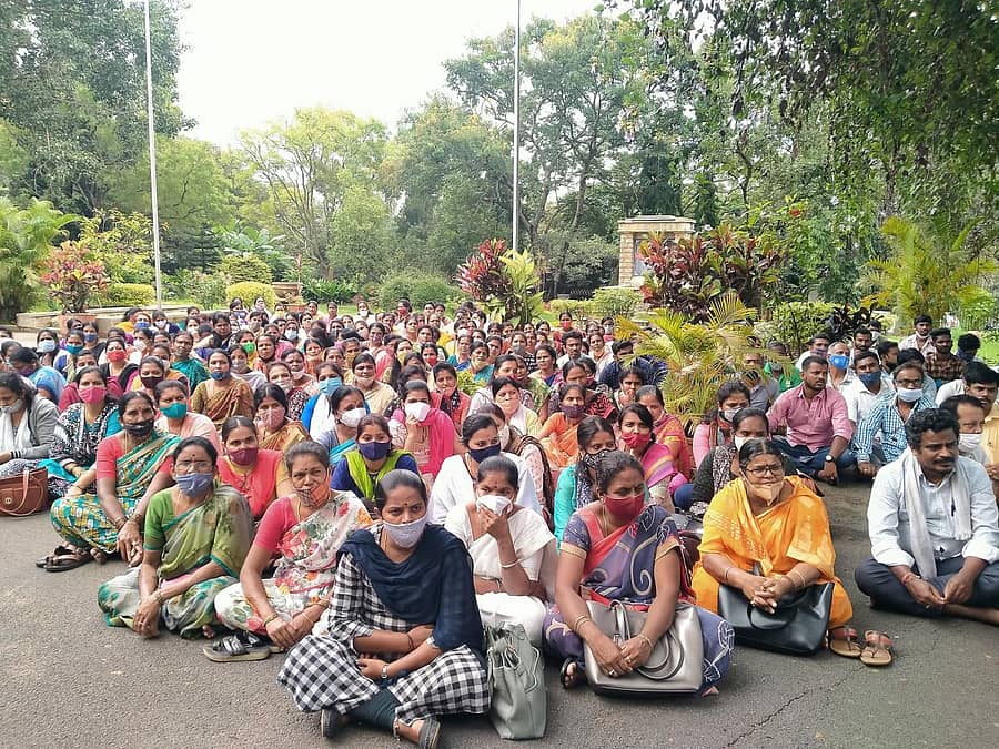ಬೆಂಗಳೂರು ವಿಶ್ವವಿದ್ಯಾಲಯದ ಆಡಳಿತ ಕಚೇರಿ ಎದುರು ಹೊರಗುತ್ತಿಗೆ ಸಿಬ್ಬಂದಿ ಪ್ರತಿಭಟನೆ ನಡೆಸಿದರು.