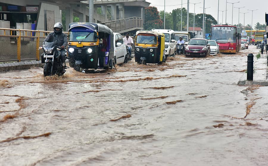 ಹುಬ್ಬಳ್ಳಿಯಲ್ಲಿ ಸೋಮವಾರ ಸುರಿದ ಅರ್ಧಗಂಟೆ ಮಳೆಗೆ ಉಣಕಲ್‌ನ ಶ್ರೀನಗರ ಕ್ರಾಸ್‌ನ ಹುಬ್ಬಳ್ಳಿ–ಧಾರವಾಡ ಮುಖ್ಯ ರಸ್ತೆಯಲ್ಲಿ ಅಪಾರ ಪ್ರಮಾಣದಲ್ಲಿ ನೀರು ನಿಂತ ಪರಿಣಾಮ ವಾಹನ ಸಂಚಾರಕ್ಕೆ ಅಡಚಣೆಯಾಯಿತು–ಪ್ರಜಾವಾಣಿ ಚಿತ್ರ