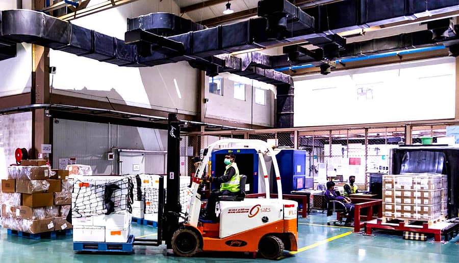 ದೇವನಹಳ್ಳಿ ಅಂತರರಾಷ್ಟ್ರೀಯ ವಿಮಾನ ನಿಲ್ದಾಣದಲ್ಲಿ ಉತ್ಪನ್ನಗಳನ್ನು ಸಾಗಣೆ ಮಾಡುತ್ತಿರುವ ಸಿಬ್ಬಂದಿ