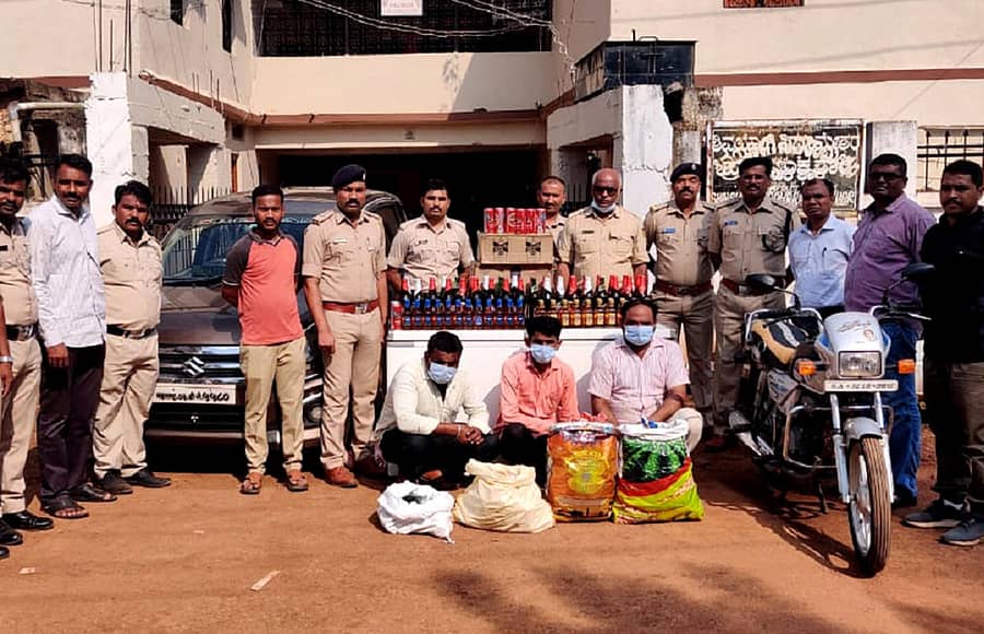 ಬಸವಕಲ್ಯಾಣದಲ್ಲಿ ಅಬಕಾರಿ ಇಲಾಖೆ ಅಧಿಕಾರಿಗಳು ಅಕ್ರಮ ಮದ್ಯ ಜಪ್ತಿ ಮಾಡಿ, ಆರೋಪಿಗಳನ್ನು ಬಂಧಿಸಿದ್ದಾರೆ. ಅಬಕಾರಿ ಉಪ ಆಯುಕ್ತ ಸಂಗನಗೌಡ, ಅಬಕಾರಿ ನಿರೀಕ್ಷಕ ರವೀಂದ್ರ ಪಾಟೀಲ, ನಾಗನಗೌಡ ಕೇರೂರ ಇದ್ದರು