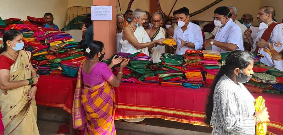 ಬಂಟ್ವಾಳ ತಾಲ್ಲೂಕಿನ ಪೊಳಲಿ ರಾಜರಾಜೇಶ್ವರಿ ದೇವಸ್ಥಾನದಲ್ಲಿ ಲಲಿತಾ ಪಂಚಮಿ ಪ್ರಯುಕ್ತ ದೇವರ ಸೀರೆಗಳನ್ನು ಪ್ರಸಾದ ರೂಪದಲ್ಲಿ ಭಕ್ತರಿಗೆ ವಿತರಿಸಲಾಯಿತು.