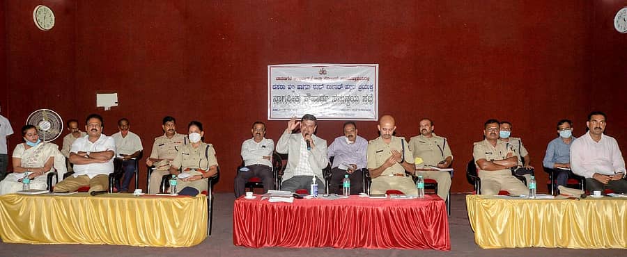 ದಸರಾ ಹಬ್ಬ ಹಾಗೂ ಈದ್ ಮಿಲಾದ್ ಆಚರಣೆ ಅಂಗವಾಗಿ ದಾವಣಗೆರೆಯ ಜಿಲ್ಲಾಧಿಕಾರಿ ಕಚೇರಿಯಲ್ಲಿ ಸೋಮವಾರ ನಡೆದ ಶಾಂತಿ ಸೌಹಾರ್ದ ಸಭೆಯಲ್ಲಿ ಜಿಲ್ಲಾಧಿಕಾರಿ ಮಹಾಂತೇಶ ಬೀಳಗಿ ಮಾತನಾಡಿದರು